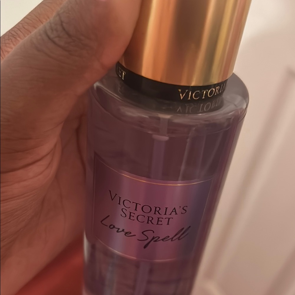 Victoria's Secret Love Spell Fragrance Mist - Picture 5 of 5
